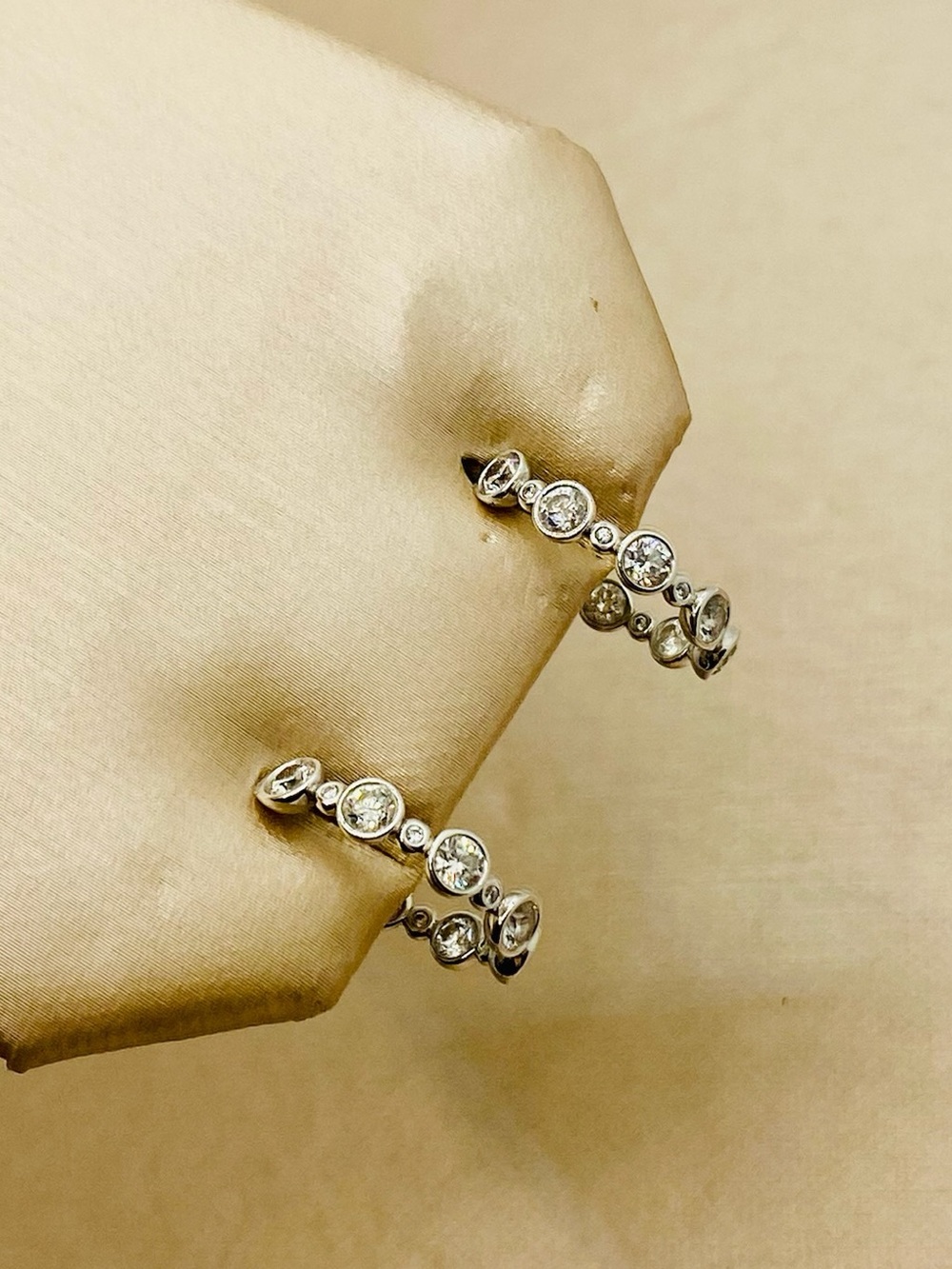 EUC David Yurman White Gold and Platinum Diamond Earrings - Picture 3 of 17